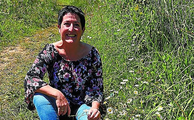Joana García, en un camino de margaritas, en Miramon.