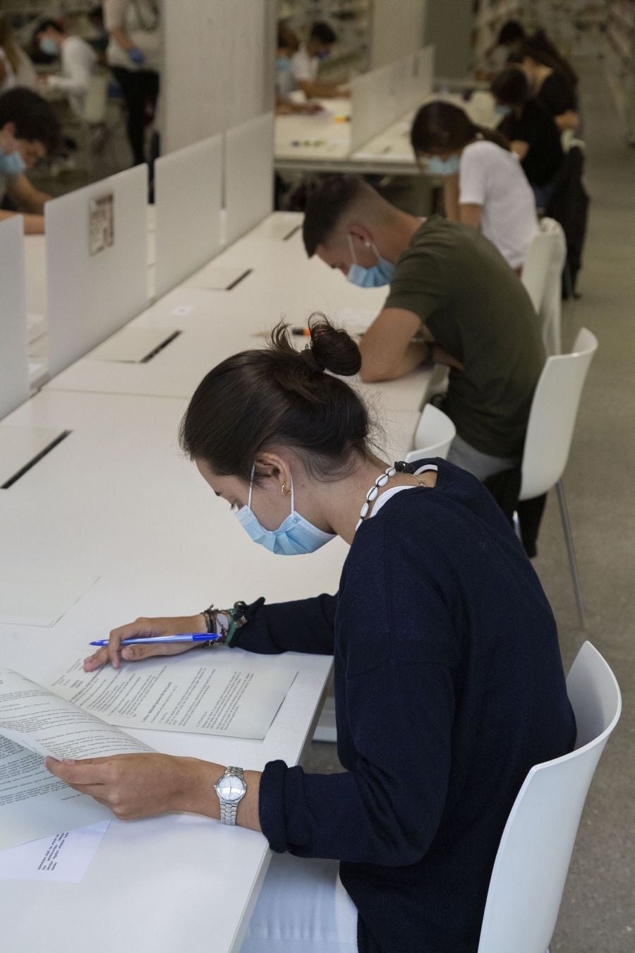 Cerca de 4.500 estudiantes guipuzcoanos encaran desde este lunes la Selectividad más atípica, que además de en Donostia se está llevando a cabo en Eibar.
