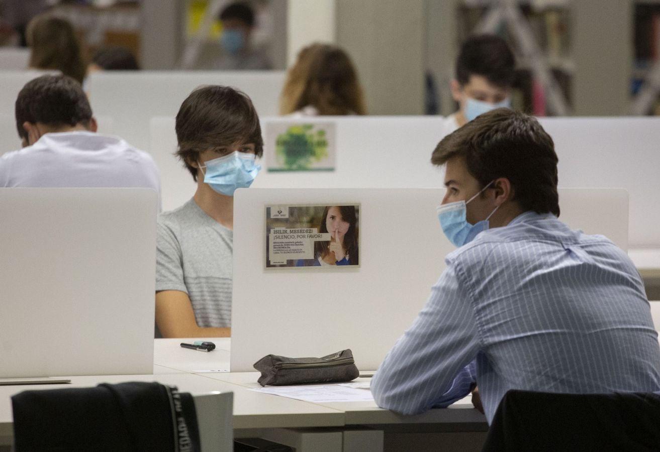Cerca de 4.500 estudiantes guipuzcoanos encaran desde este lunes la Selectividad más atípica, que además de en Donostia se está llevando a cabo en Eibar.