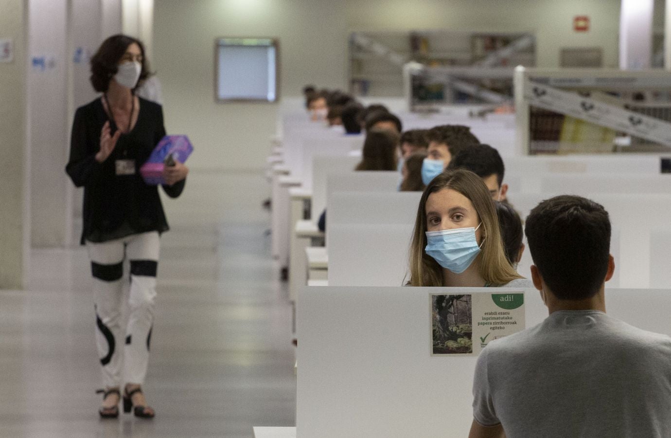 Cerca de 4.500 estudiantes guipuzcoanos encaran desde este lunes la Selectividad más atípica, que además de en Donostia se está llevando a cabo en Eibar.