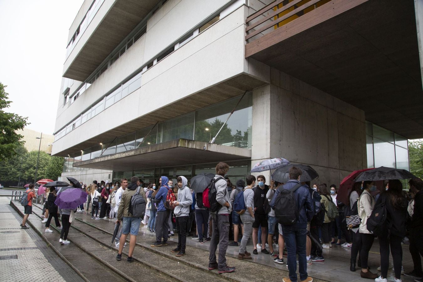 Cerca de 4.500 estudiantes guipuzcoanos encaran desde este lunes la Selectividad más atípica, que además de en Donostia se está llevando a cabo en Eibar.