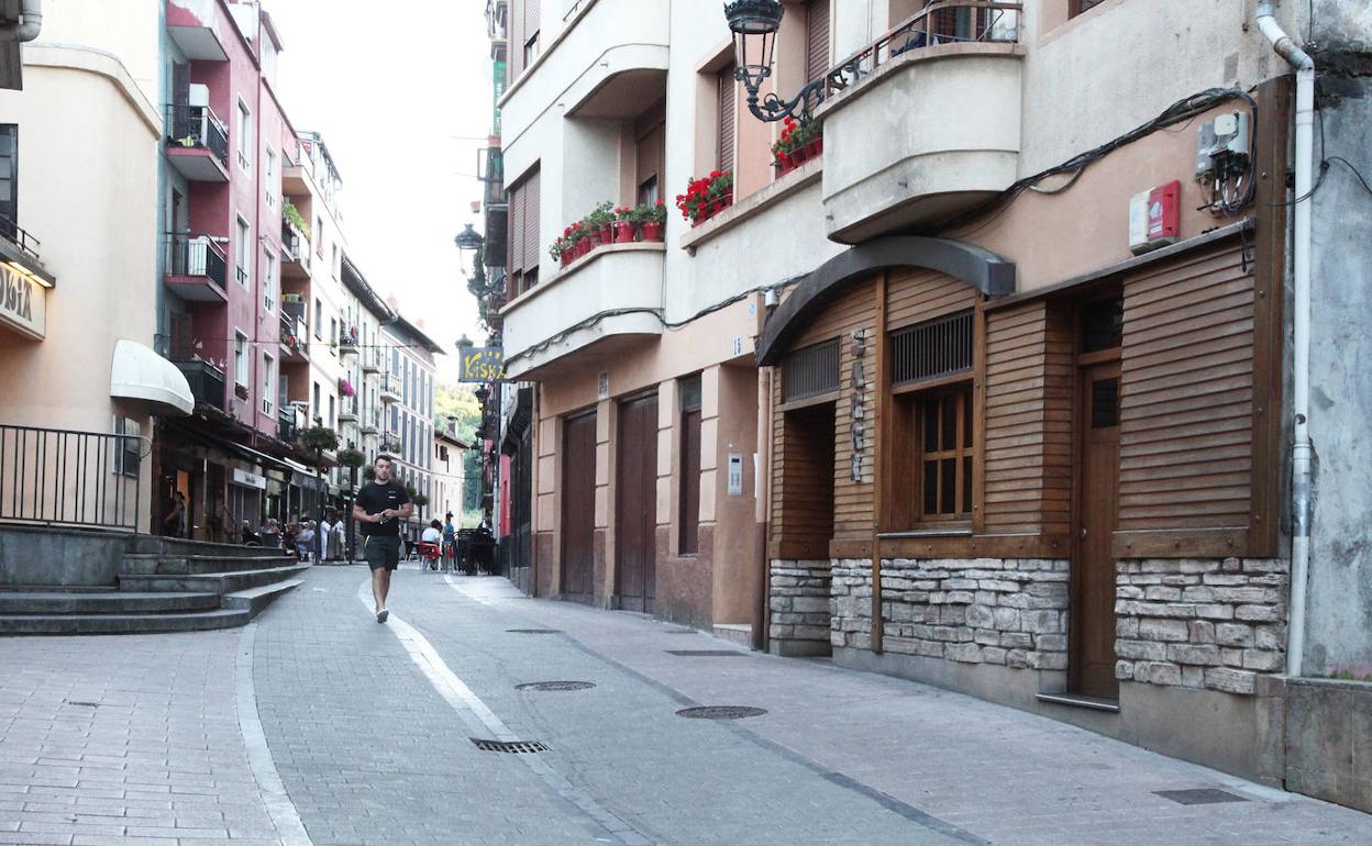 Exterior del pub Sarri, cerrado desde el sábado, donde Salud ubica el origen del brote que investiga en Ordizia. 