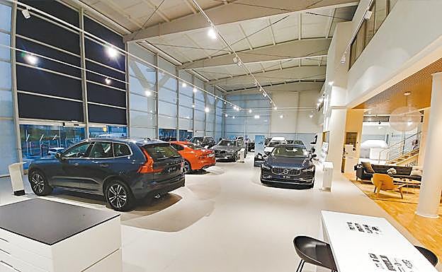 La gama completa de Volvo está presente en la nueva exposición. Destaca el XC40, un SUV que está teniendo mucho éxito entre los amantes de Volvo y de este segmento de todocaminos de tamaño medio.