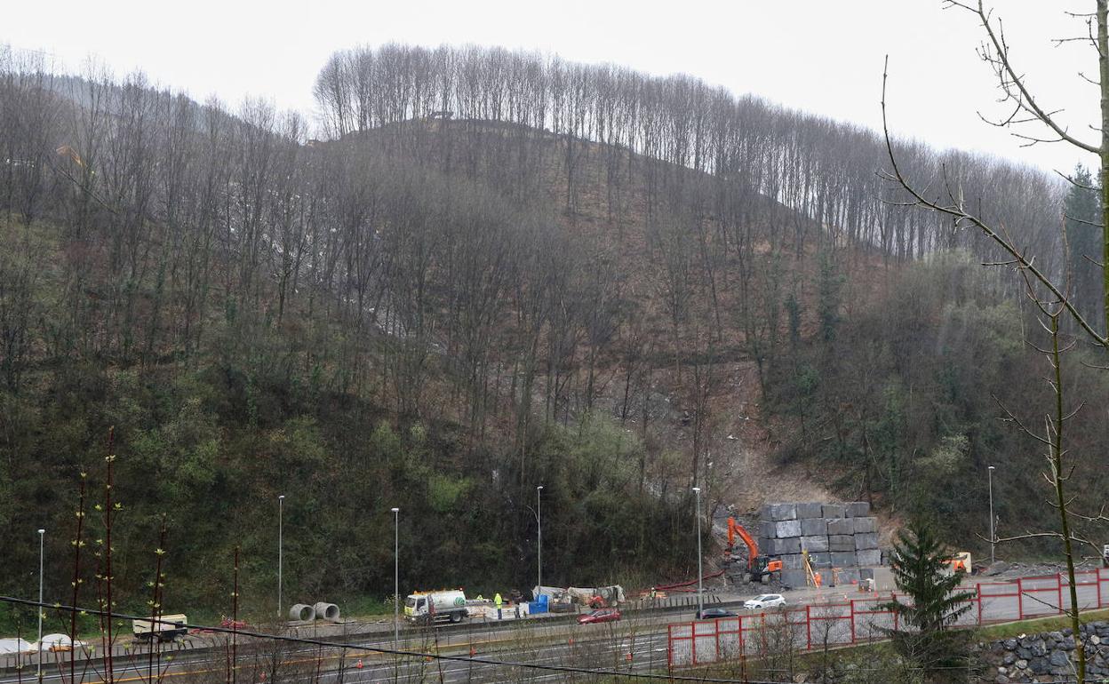 Construcción de un muro en Zaldibar, tras el derrumbe. 