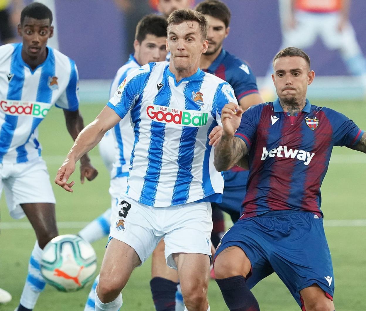 Diego Llorente intenta proteger el balón ante la presión del levantinista Roger Martí. 