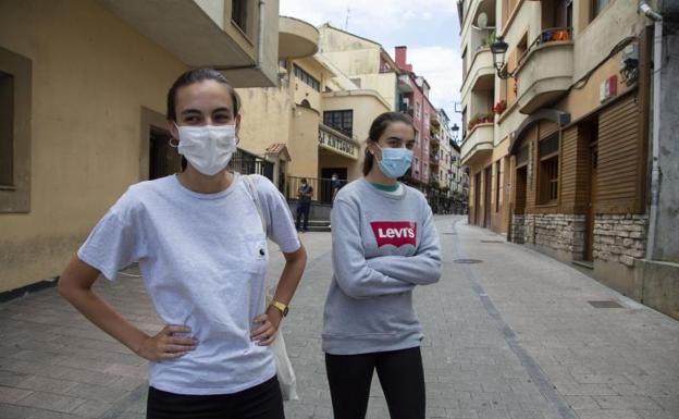 María y Paula Elzaurdin apuntan que «el virus sigue entre nosotros, pero no solo en Ordizia, en cualquier sitio».