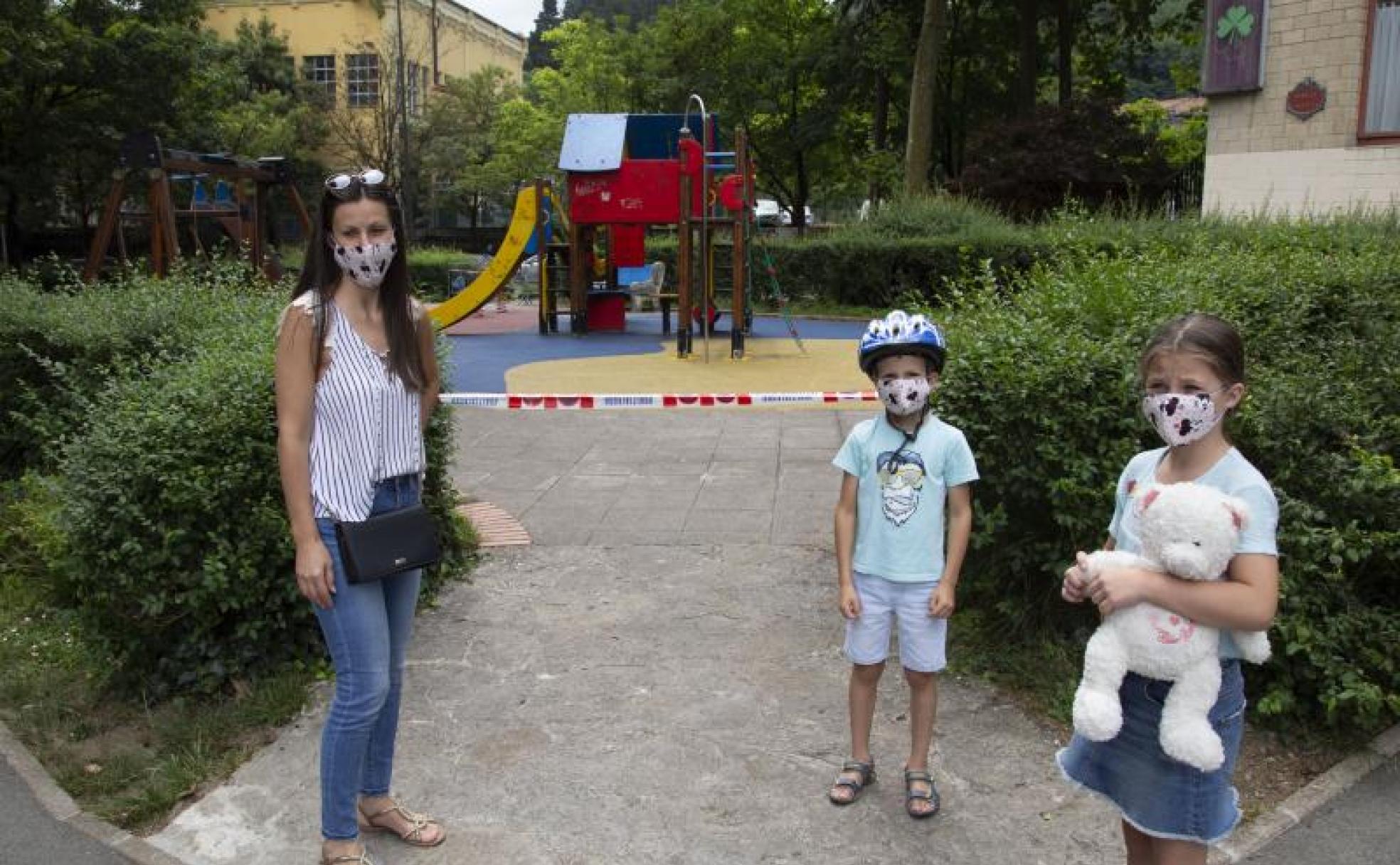 Emilia, junto a sus hijos Natanael y Beatriz, se encontraron el parque cerrado ayer