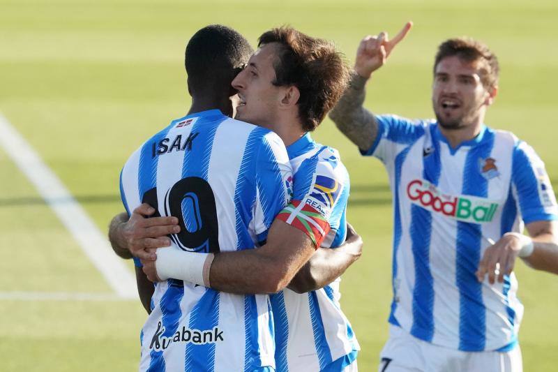 Isak y Oyarzabal se abrazan tras laconsecución del gol realista mientrasPortu corre a felicitarles. 