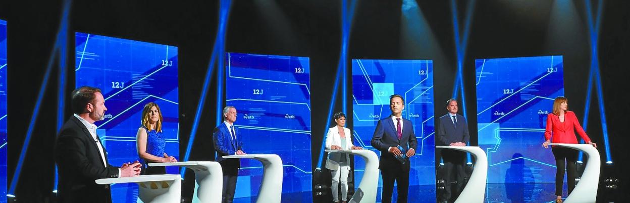 Los seis candidatos a lehendakari, en su atril, antes de comenzar el debate. 