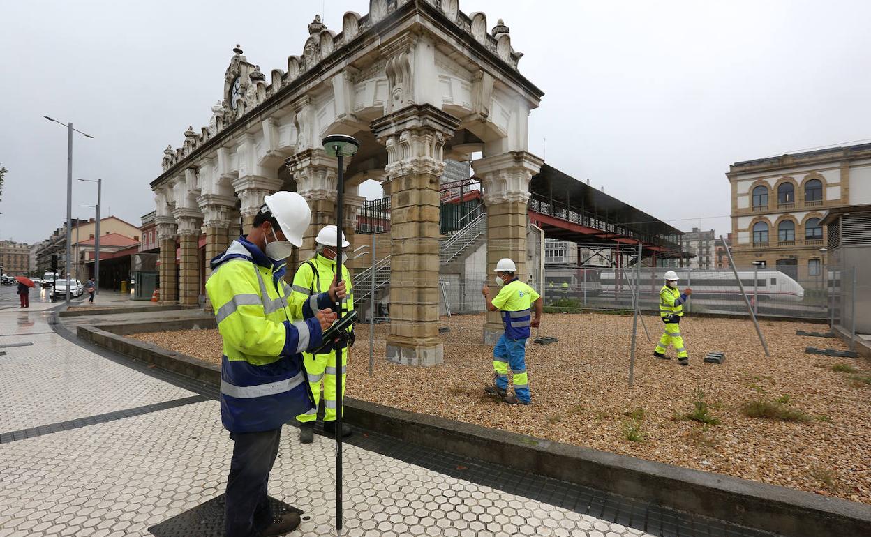 Topógrafos y personal de obra realizan estos días los primeros trabajos en la estación de Donostia.