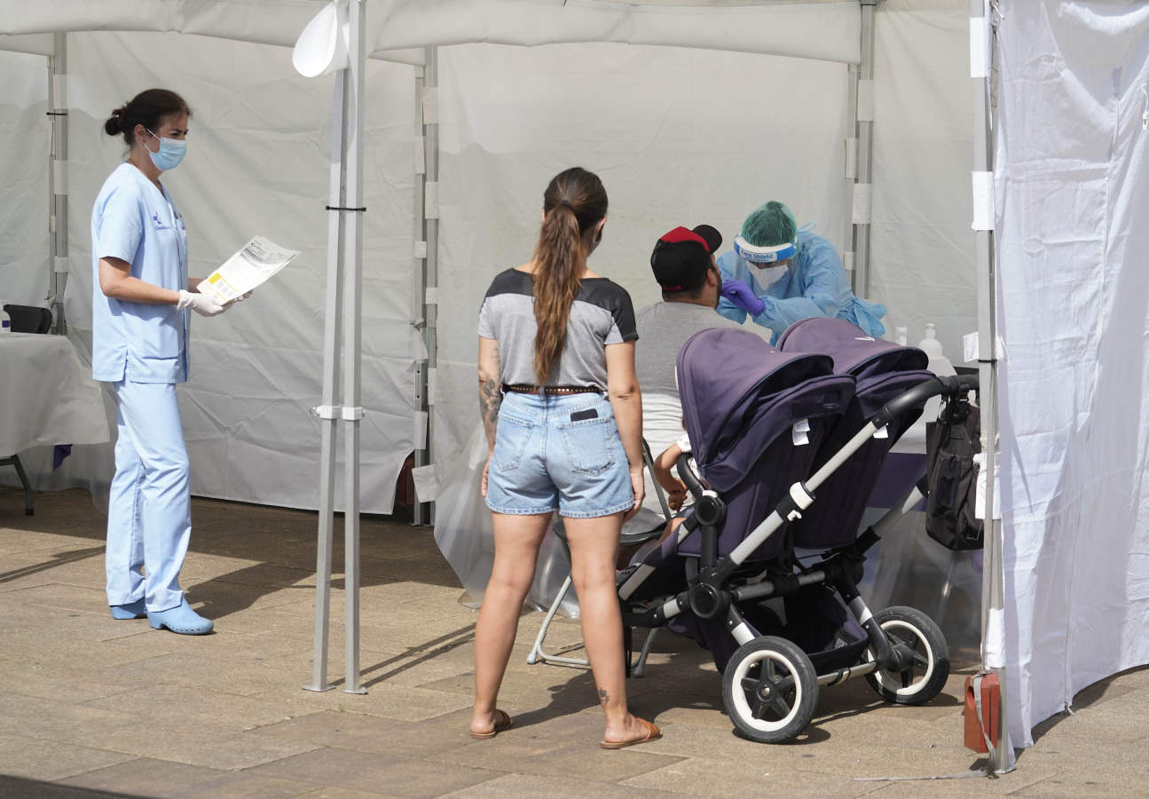 El foco de Ordizia suma un total de 48 contagios, más de la mitad residentes en el municipio, lo que ha llevado decretar el uso obligatorio de la mascarilla entre los vecinos de esta localidad guipuzcoana, también al aire libre, en vísperas de las elecciones del domingo, cuya seguridad está garantizada, según el Gobierno Vasco.