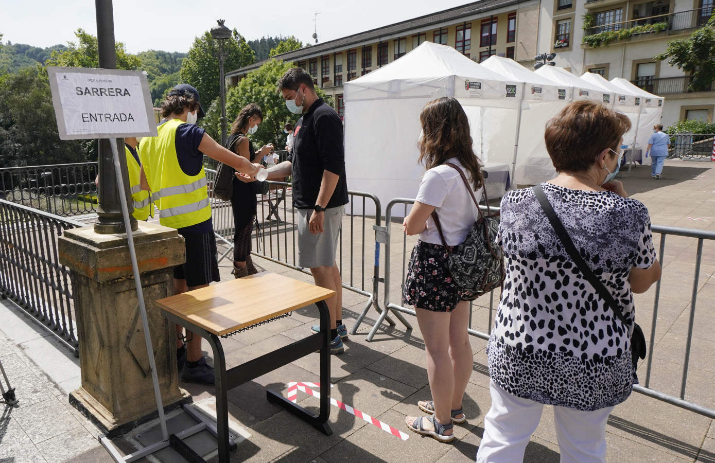 El foco de Ordizia suma un total de 48 contagios, más de la mitad residentes en el municipio, lo que ha llevado decretar el uso obligatorio de la mascarilla entre los vecinos de esta localidad guipuzcoana, también al aire libre, en vísperas de las elecciones del domingo, cuya seguridad está garantizada, según el Gobierno Vasco.