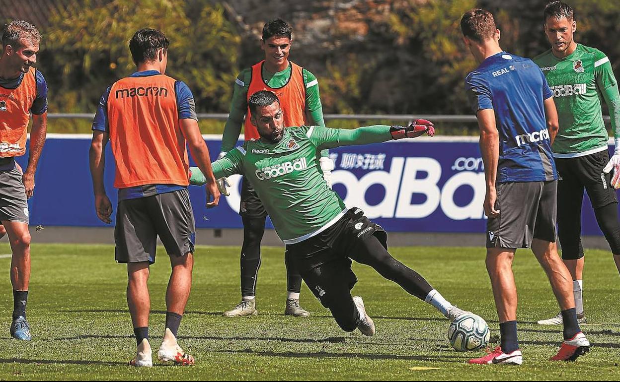 Moyá trata de robar el balón ayer en Zubieta en un rondo en el que están Pacheco, Näis, Ayesa, Llorente, Remiro y Willian José.