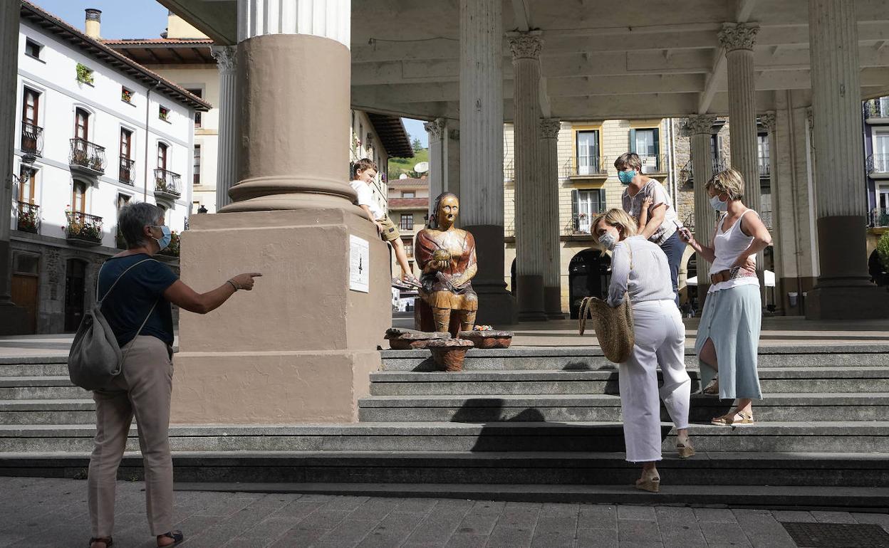Un grupo de mujeres, con mascarilla, en la plaza donde tendría que haberse celebrado el mercado de los miércoles.