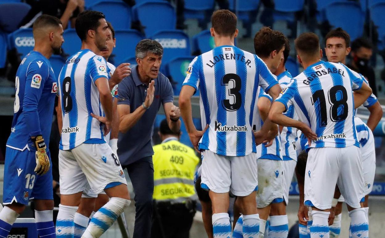 Imanol Alguacil durante una de las pausas para hidratación. 