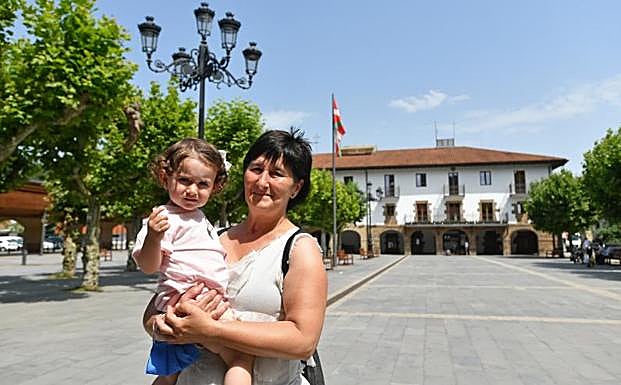 Miren, con su nieta Neyaen la plaza del Ayuntamientoen Lazkao