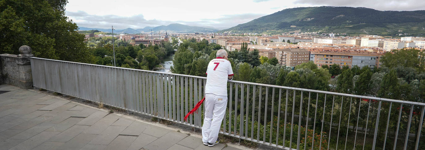 Sus tres patronos (que solo son dos) protegen a los amantes, los peregrinos y los visitantes de la ciudad del Arga. Entre plátanos, cerca del río, Gora San Fermín, Viva San Saturnino, Adelante San Cernín