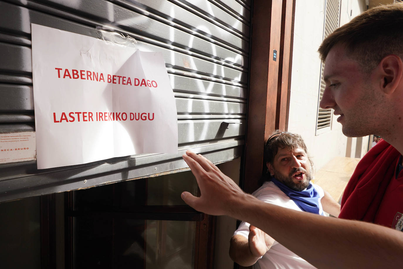 Sus tres patronos (que solo son dos) protegen a los amantes, los peregrinos y los visitantes de la ciudad del Arga. Entre plátanos, cerca del río, Gora San Fermín, Viva San Saturnino, Adelante San Cernín