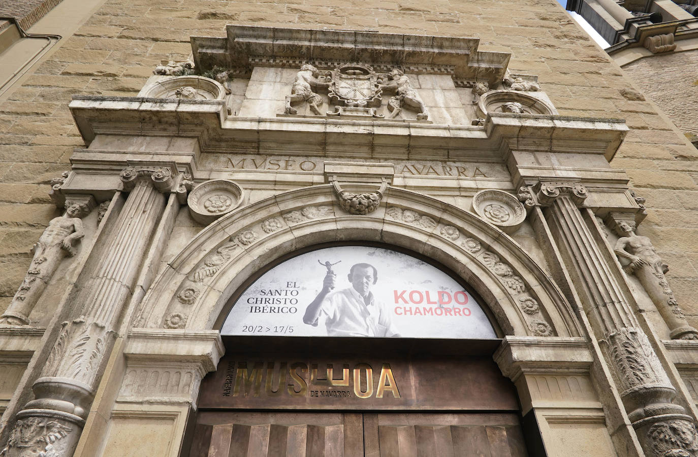 Sus tres patronos (que solo son dos) protegen a los amantes, los peregrinos y los visitantes de la ciudad del Arga. Entre plátanos, cerca del río, Gora San Fermín, Viva San Saturnino, Adelante San Cernín