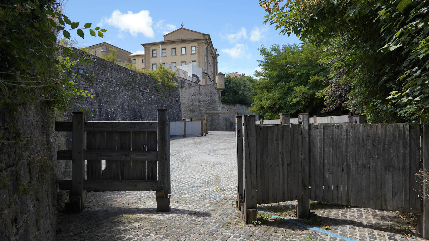 Sus tres patronos (que solo son dos) protegen a los amantes, los peregrinos y los visitantes de la ciudad del Arga. Entre plátanos, cerca del río, Gora San Fermín, Viva San Saturnino, Adelante San Cernín