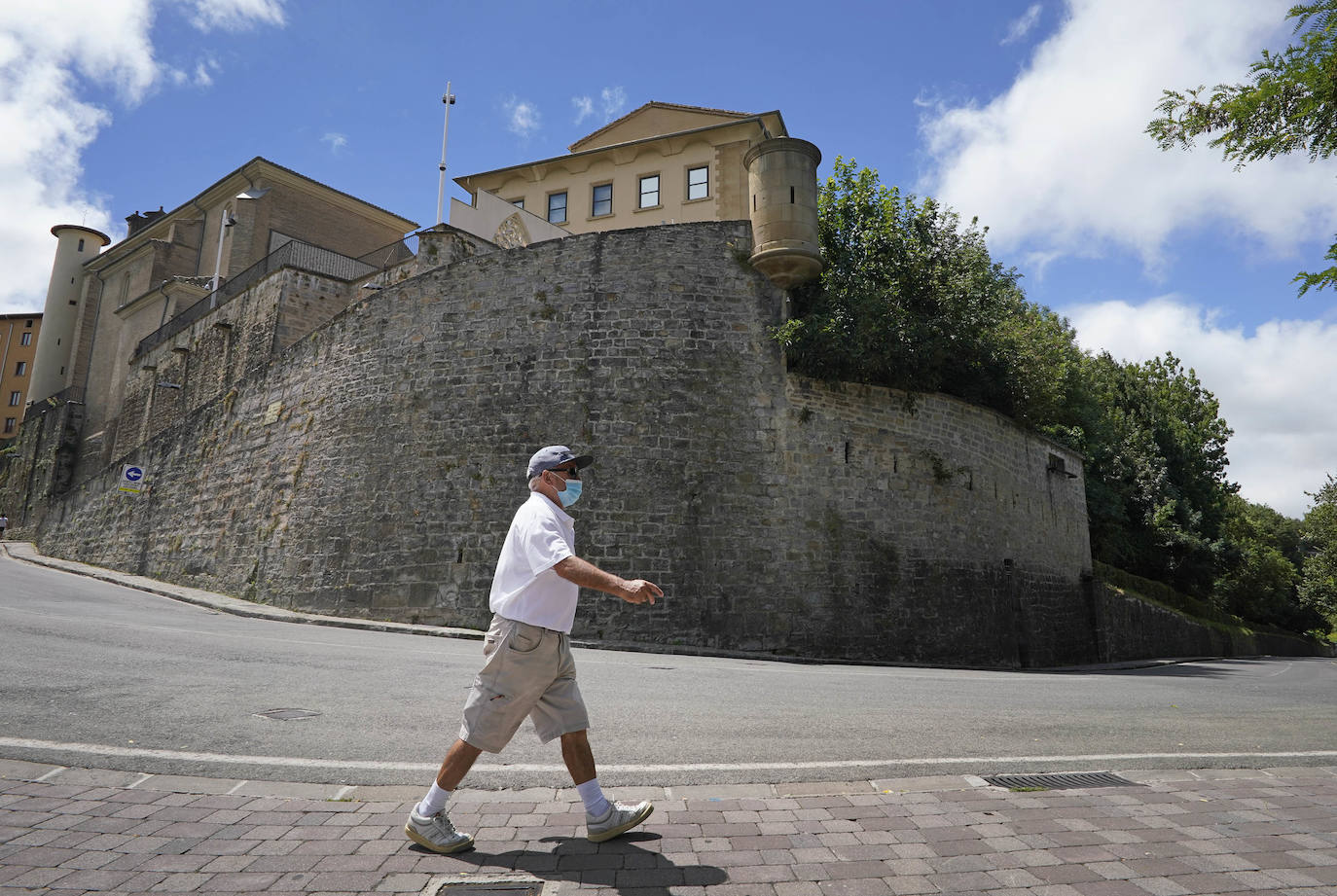 Sus tres patronos (que solo son dos) protegen a los amantes, los peregrinos y los visitantes de la ciudad del Arga. Entre plátanos, cerca del río, Gora San Fermín, Viva San Saturnino, Adelante San Cernín