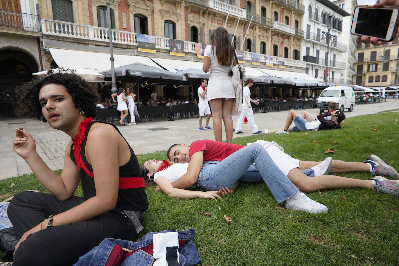 Sus tres patronos (que solo son dos) protegen a los amantes, los peregrinos y los visitantes de la ciudad del Arga. Entre plátanos, cerca del río, Gora San Fermín, Viva San Saturnino, Adelante San Cernín