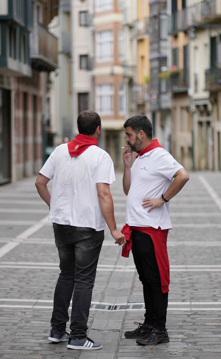 Sus tres patronos (que solo son dos) protegen a los amantes, los peregrinos y los visitantes de la ciudad del Arga. Entre plátanos, cerca del río, Gora San Fermín, Viva San Saturnino, Adelante San Cernín