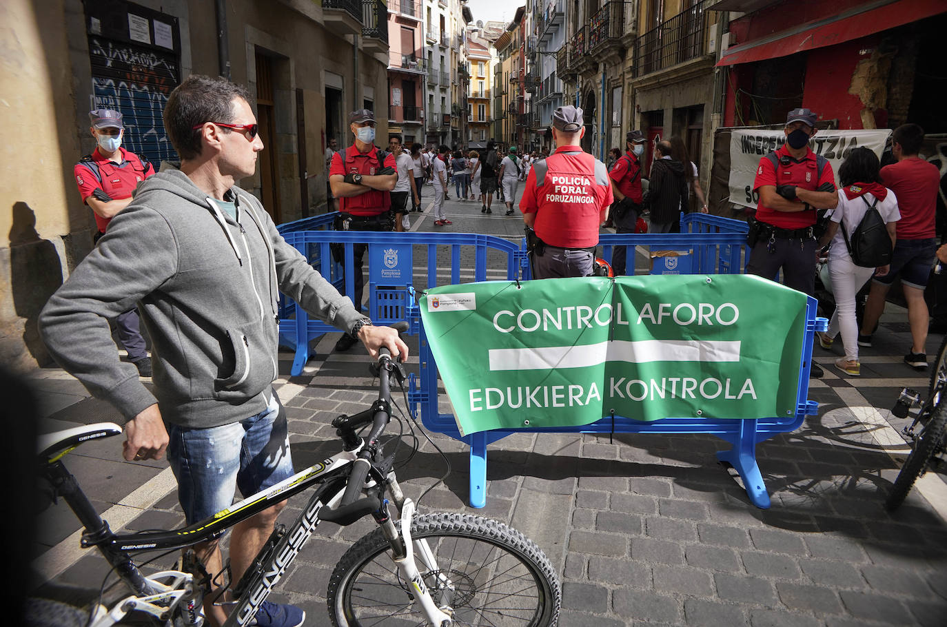 Sus tres patronos (que solo son dos) protegen a los amantes, los peregrinos y los visitantes de la ciudad del Arga. Entre plátanos, cerca del río, Gora San Fermín, Viva San Saturnino, Adelante San Cernín
