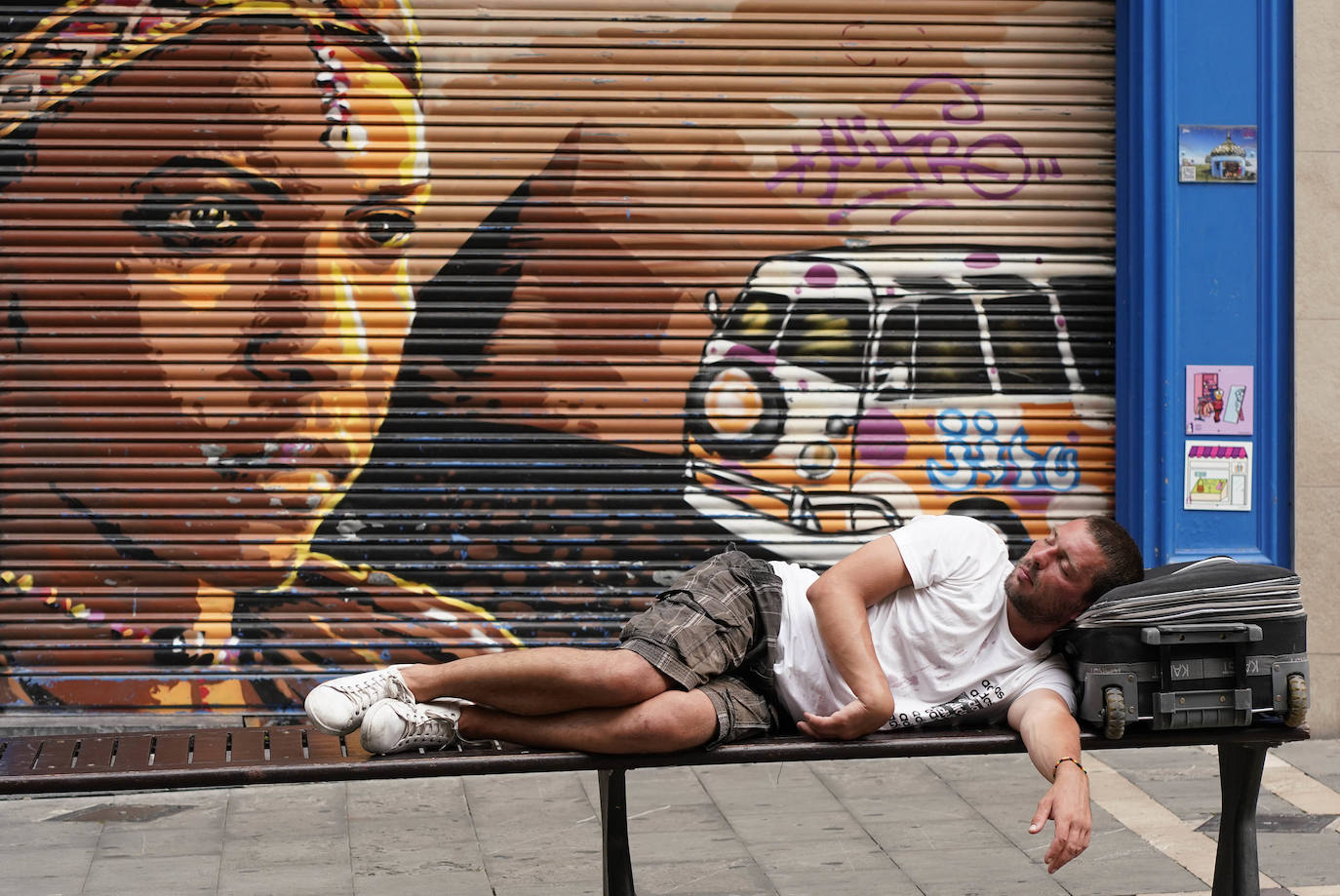 Sus tres patronos (que solo son dos) protegen a los amantes, los peregrinos y los visitantes de la ciudad del Arga. Entre plátanos, cerca del río, Gora San Fermín, Viva San Saturnino, Adelante San Cernín