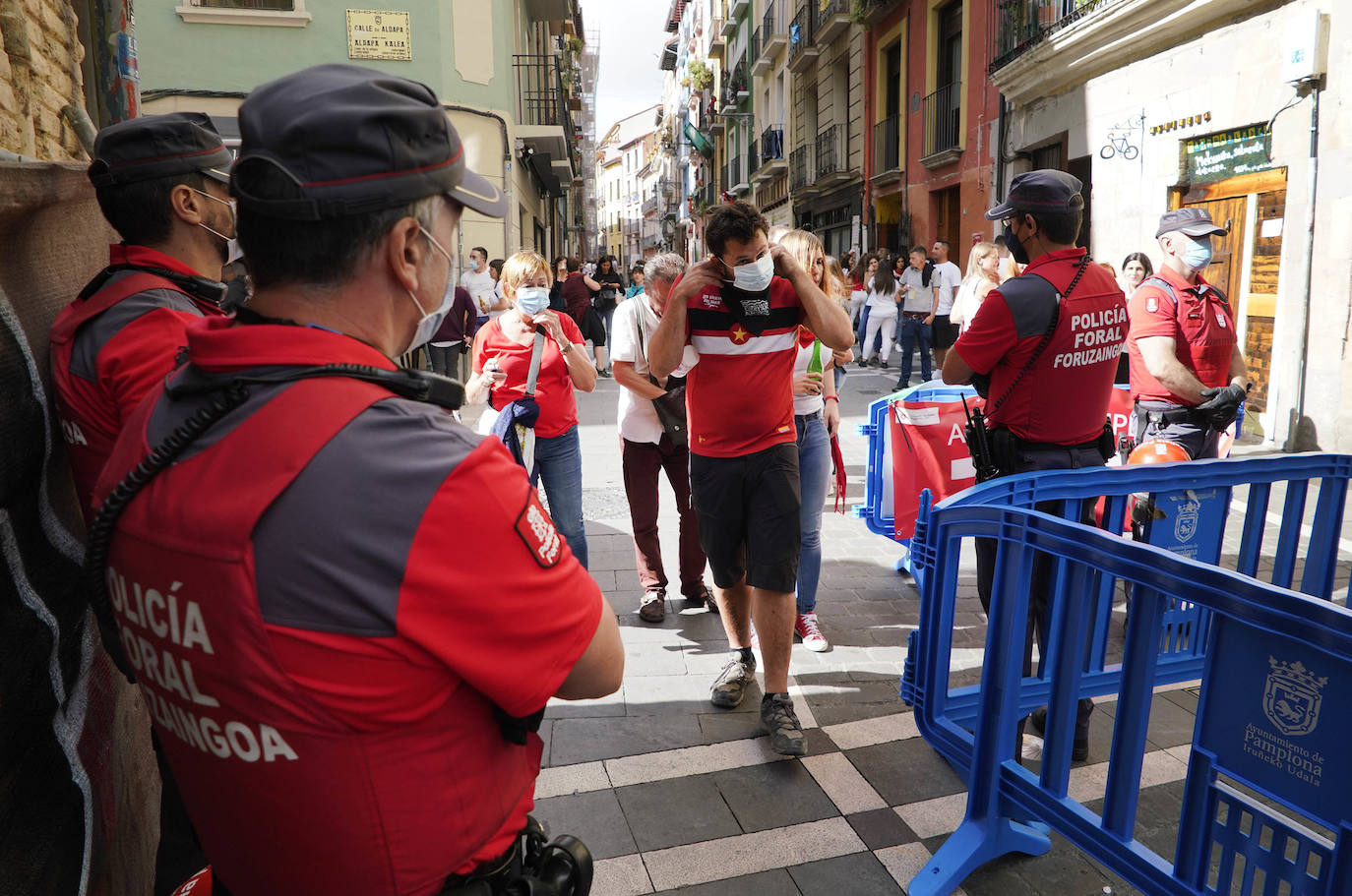 Sus tres patronos (que solo son dos) protegen a los amantes, los peregrinos y los visitantes de la ciudad del Arga. Entre plátanos, cerca del río, Gora San Fermín, Viva San Saturnino, Adelante San Cernín
