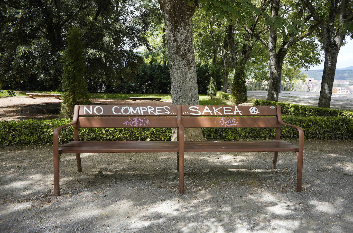 Sus tres patronos (que solo son dos) protegen a los amantes, los peregrinos y los visitantes de la ciudad del Arga. Entre plátanos, cerca del río, Gora San Fermín, Viva San Saturnino, Adelante San Cernín