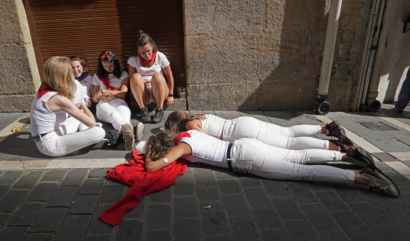 Sus tres patronos (que solo son dos) protegen a los amantes, los peregrinos y los visitantes de la ciudad del Arga. Entre plátanos, cerca del río, Gora San Fermín, Viva San Saturnino, Adelante San Cernín
