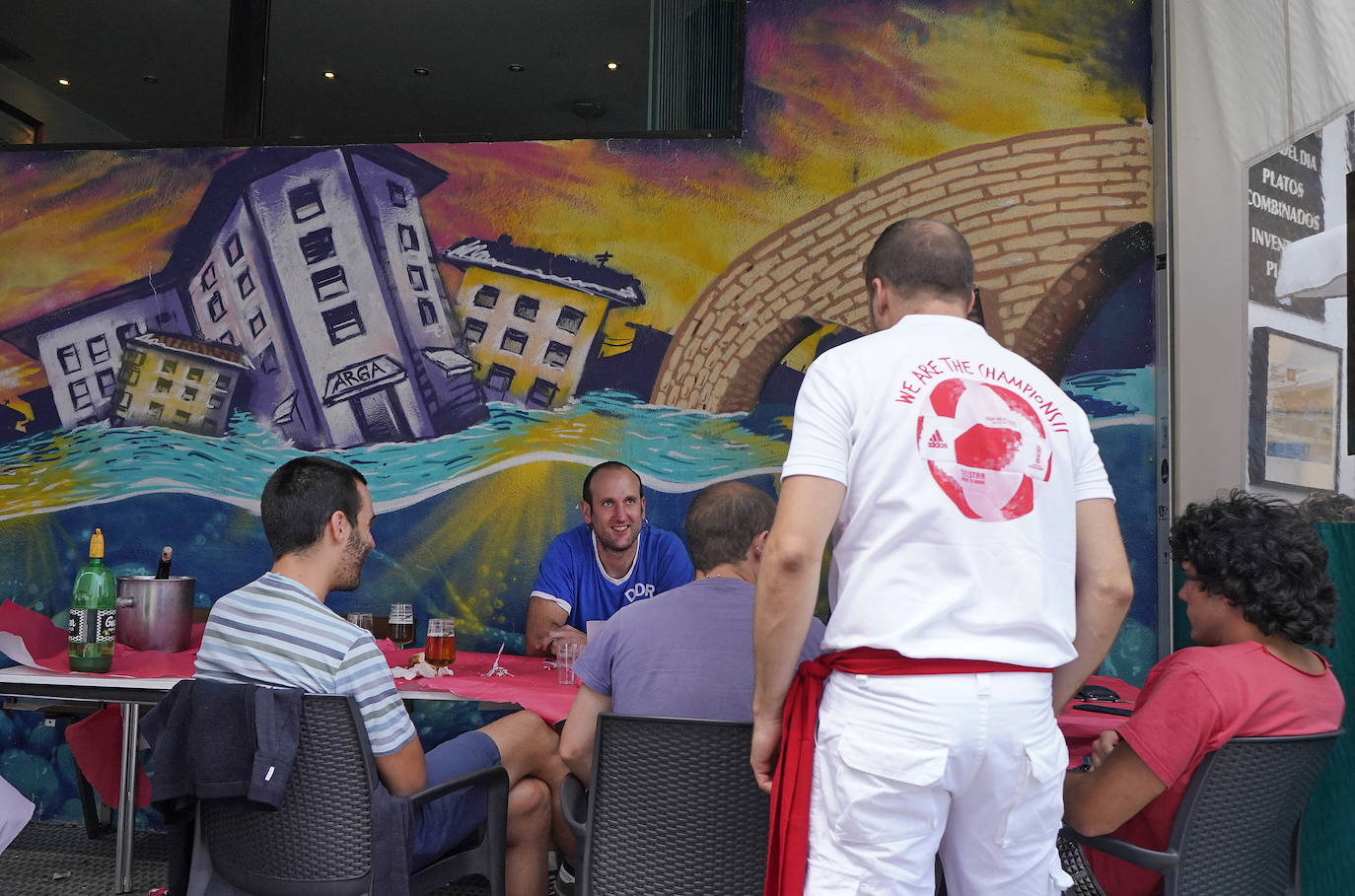 Sus tres patronos (que solo son dos) protegen a los amantes, los peregrinos y los visitantes de la ciudad del Arga. Entre plátanos, cerca del río, Gora San Fermín, Viva San Saturnino, Adelante San Cernín