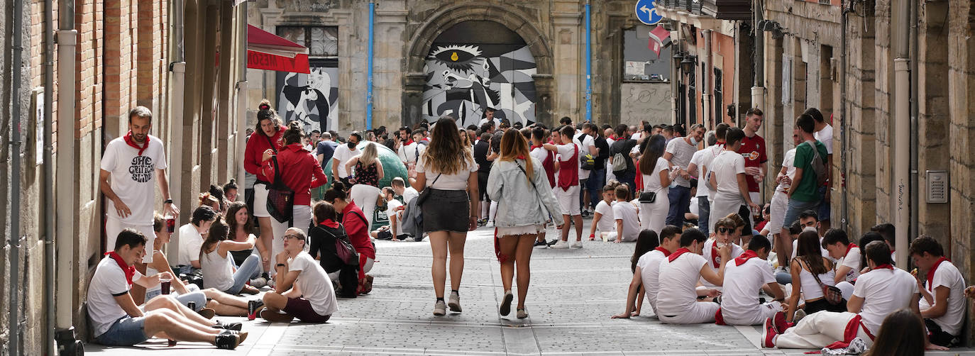 Sus tres patronos (que solo son dos) protegen a los amantes, los peregrinos y los visitantes de la ciudad del Arga. Entre plátanos, cerca del río, Gora San Fermín, Viva San Saturnino, Adelante San Cernín