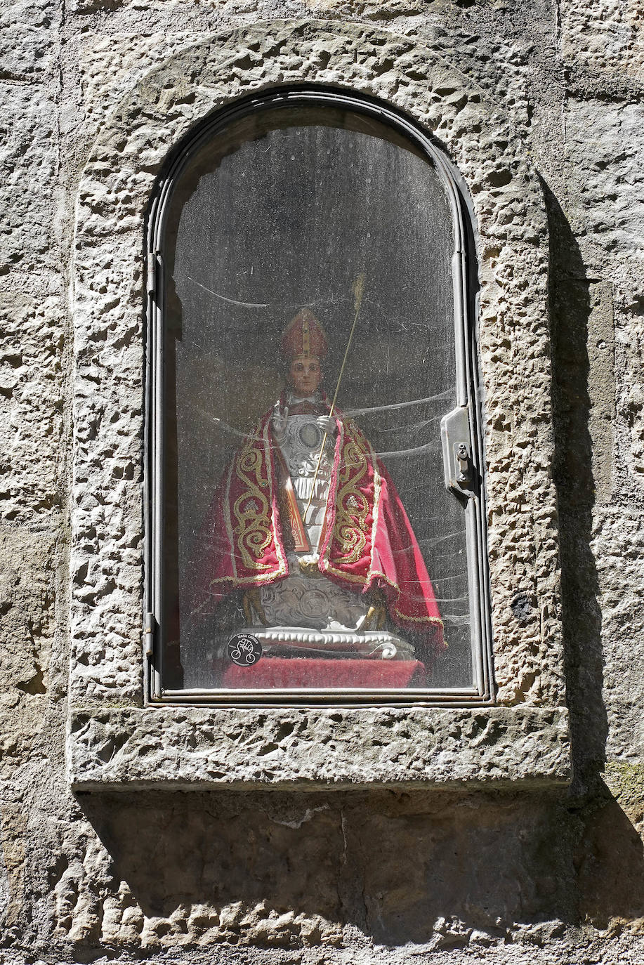 Sus tres patronos (que solo son dos) protegen a los amantes, los peregrinos y los visitantes de la ciudad del Arga. Entre plátanos, cerca del río, Gora San Fermín, Viva San Saturnino, Adelante San Cernín