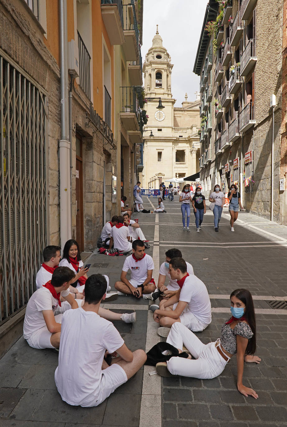 Sus tres patronos (que solo son dos) protegen a los amantes, los peregrinos y los visitantes de la ciudad del Arga. Entre plátanos, cerca del río, Gora San Fermín, Viva San Saturnino, Adelante San Cernín