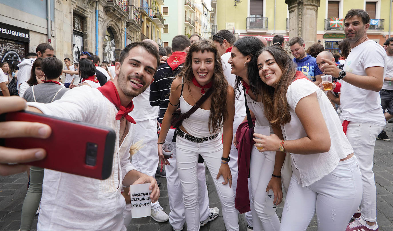 Sus tres patronos (que solo son dos) protegen a los amantes, los peregrinos y los visitantes de la ciudad del Arga. Entre plátanos, cerca del río, Gora San Fermín, Viva San Saturnino, Adelante San Cernín