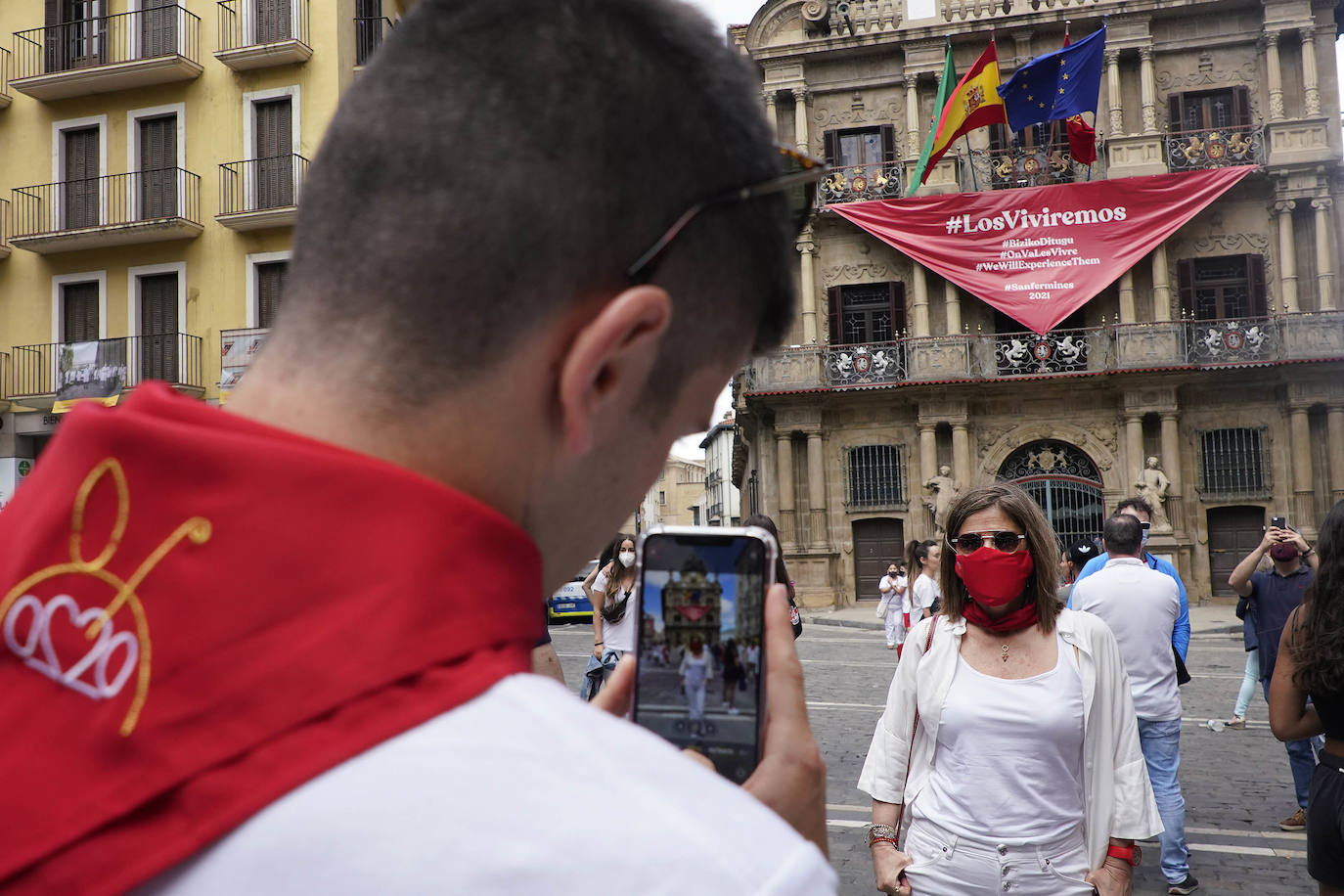 Sus tres patronos (que solo son dos) protegen a los amantes, los peregrinos y los visitantes de la ciudad del Arga. Entre plátanos, cerca del río, Gora San Fermín, Viva San Saturnino, Adelante San Cernín