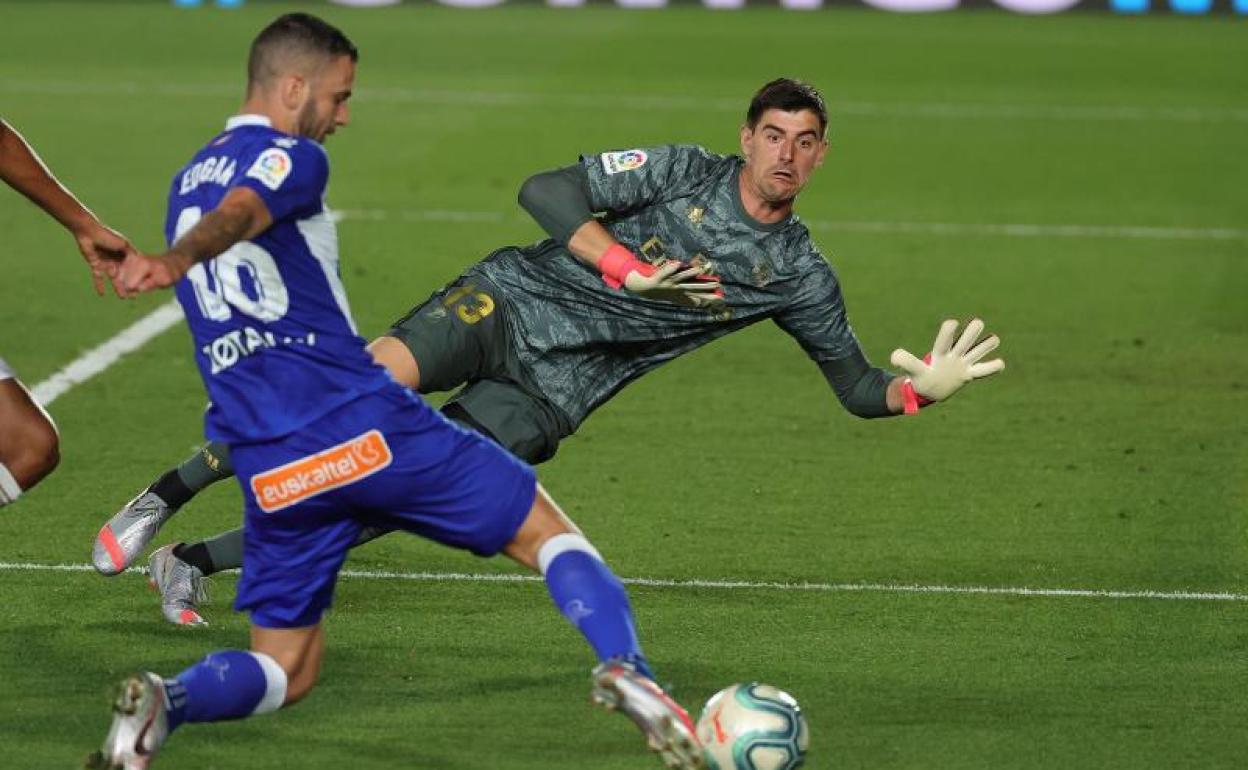 Courtois se dispone a abortar una acción de Edgar en el Real Madrid-Alavés. 