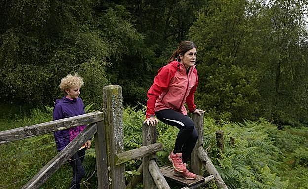 Miren Gorrotxategi aprovechó para practicar senderismo en el parque Urkiola, su gran afición, acompañada de la candidata de Elkarrekin Podemos por Bizkaia, Isabel González.