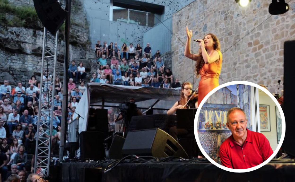 Silvia Pérez en una de sus intervenciones en la plaza de la Trinidad. Este año vuelve al Jazzaldia, pero al Kursaal. En pequeño, Miguel Martín. 