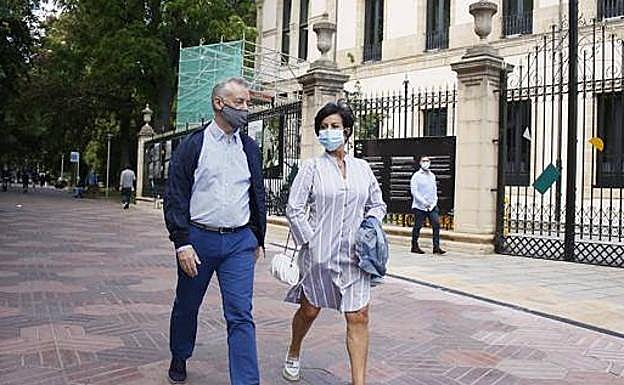 Iñigo Urkullu y su mujer, Lucía Arieta-Araunabeña, pasearon ayer desde Ajuria Enea hasta la sede del partido en Vitoria. 