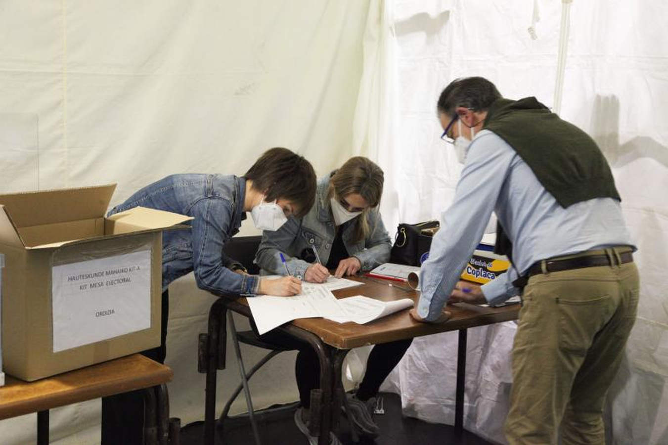 Las diez mesas electorales del municipio guipuzcoano, que sufre desde hace días un brote de covid-19 que afecta a 70 casos positivos, han sido constituidas con normalidad y los primeros vecinos ya han depositado su voto. Con motivo de la pandemia, el Ayuntamiento ha reforzado las medidas para garantizar la seguridad de los 6.996 vecinos llamados a votar. 