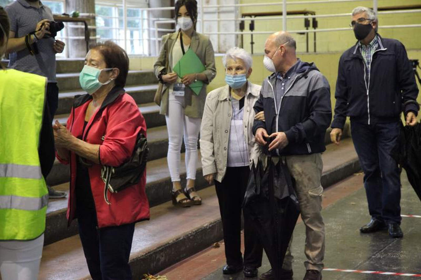 Las diez mesas electorales del municipio guipuzcoano, que sufre desde hace días un brote de covid-19 que afecta a 70 casos positivos, han sido constituidas con normalidad y los primeros vecinos ya han depositado su voto. Con motivo de la pandemia, el Ayuntamiento ha reforzado las medidas para garantizar la seguridad de los 6.996 vecinos llamados a votar. 