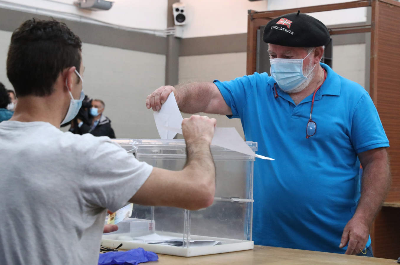 Mascarillas, gel y paraguas: así se vota en tiempos de pandemia