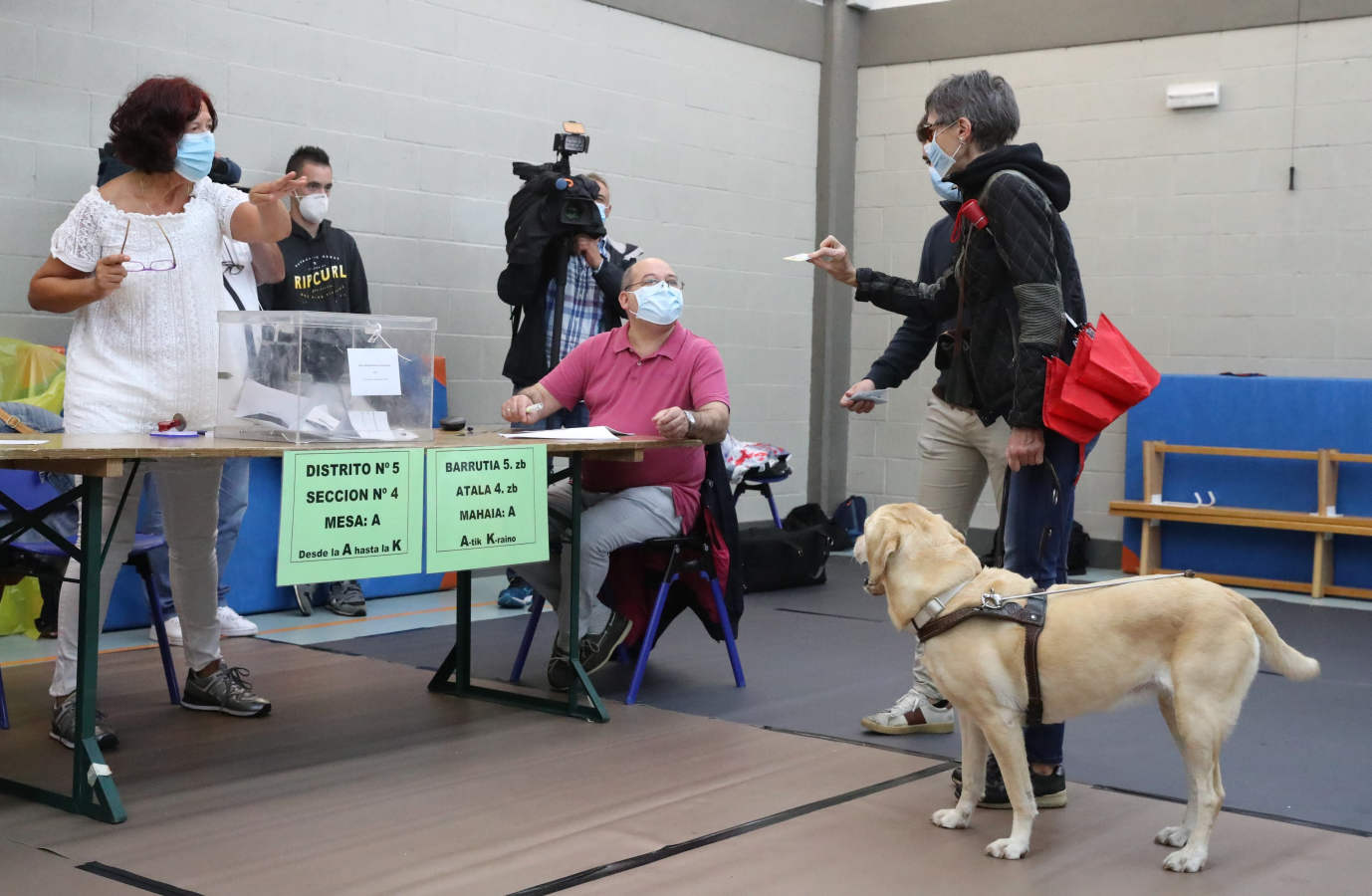 Mascarillas, gel y paraguas: así se vota en tiempos de pandemia