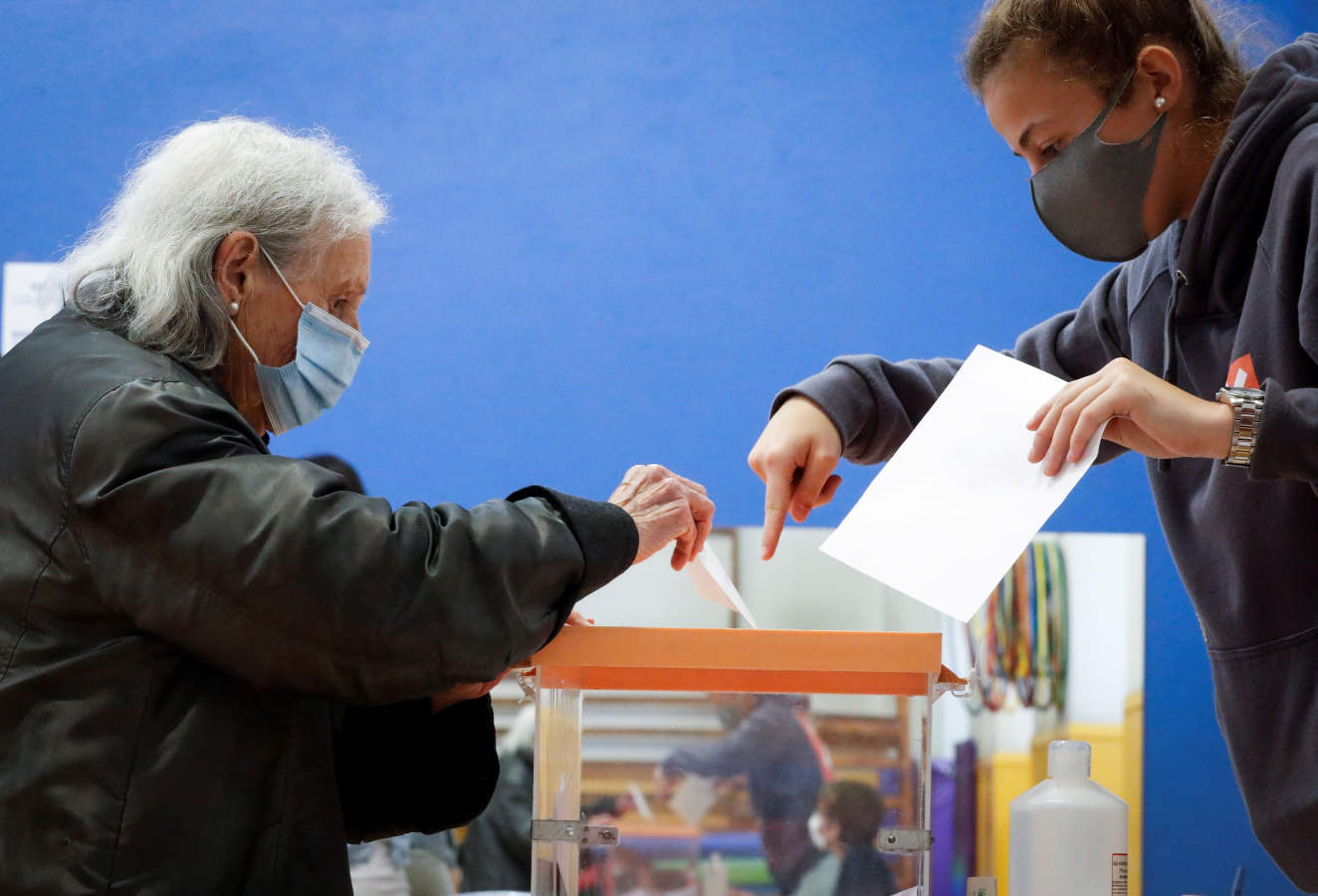 Mascarillas, gel y paraguas: así se vota en tiempos de pandemia