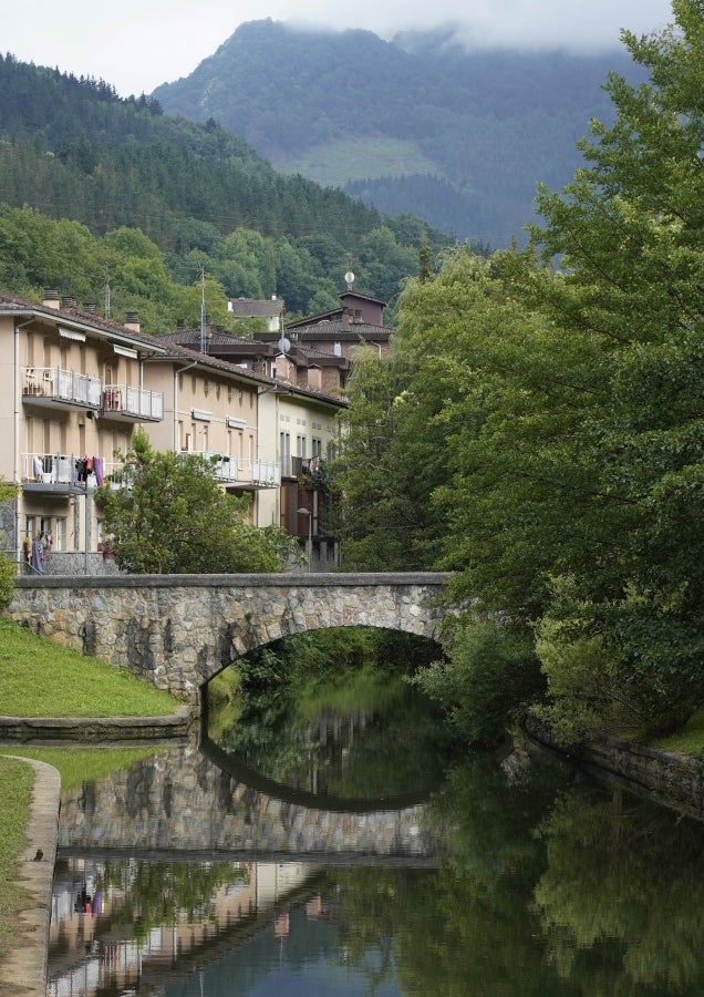 Ambas localidades ofrecen grandes vistas, como la de este caserío de Zaldibia. 