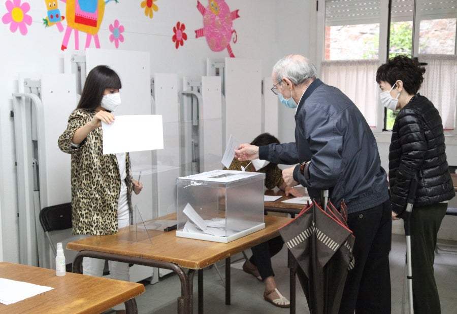 Las diez mesas electorales del municipio guipuzcoano, que sufre desde hace días un brote de covid-19 que afecta a 70 casos positivos, han sido constituidas con normalidad y los primeros vecinos ya han depositado su voto. Con motivo de la pandemia, el Ayuntamiento ha reforzado las medidas para garantizar la seguridad de los 6.996 vecinos llamados a votar. 