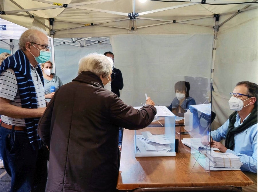 Las diez mesas electorales del municipio guipuzcoano, que sufre desde hace días un brote de covid-19 que afecta a 70 casos positivos, han sido constituidas con normalidad y los primeros vecinos ya han depositado su voto. Con motivo de la pandemia, el Ayuntamiento ha reforzado las medidas para garantizar la seguridad de los 6.996 vecinos llamados a votar. 